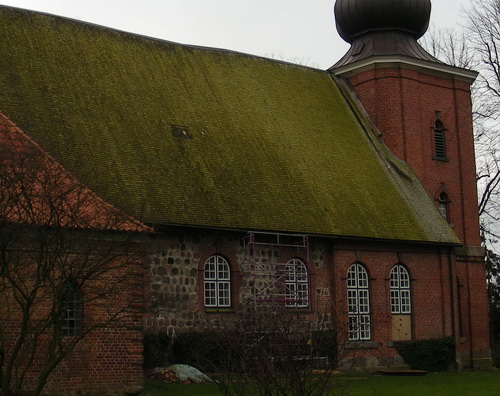 Oft als schn /alt empfunden: Algen verursachten die Vergrnung der Holzschindeln am Kirchendach.